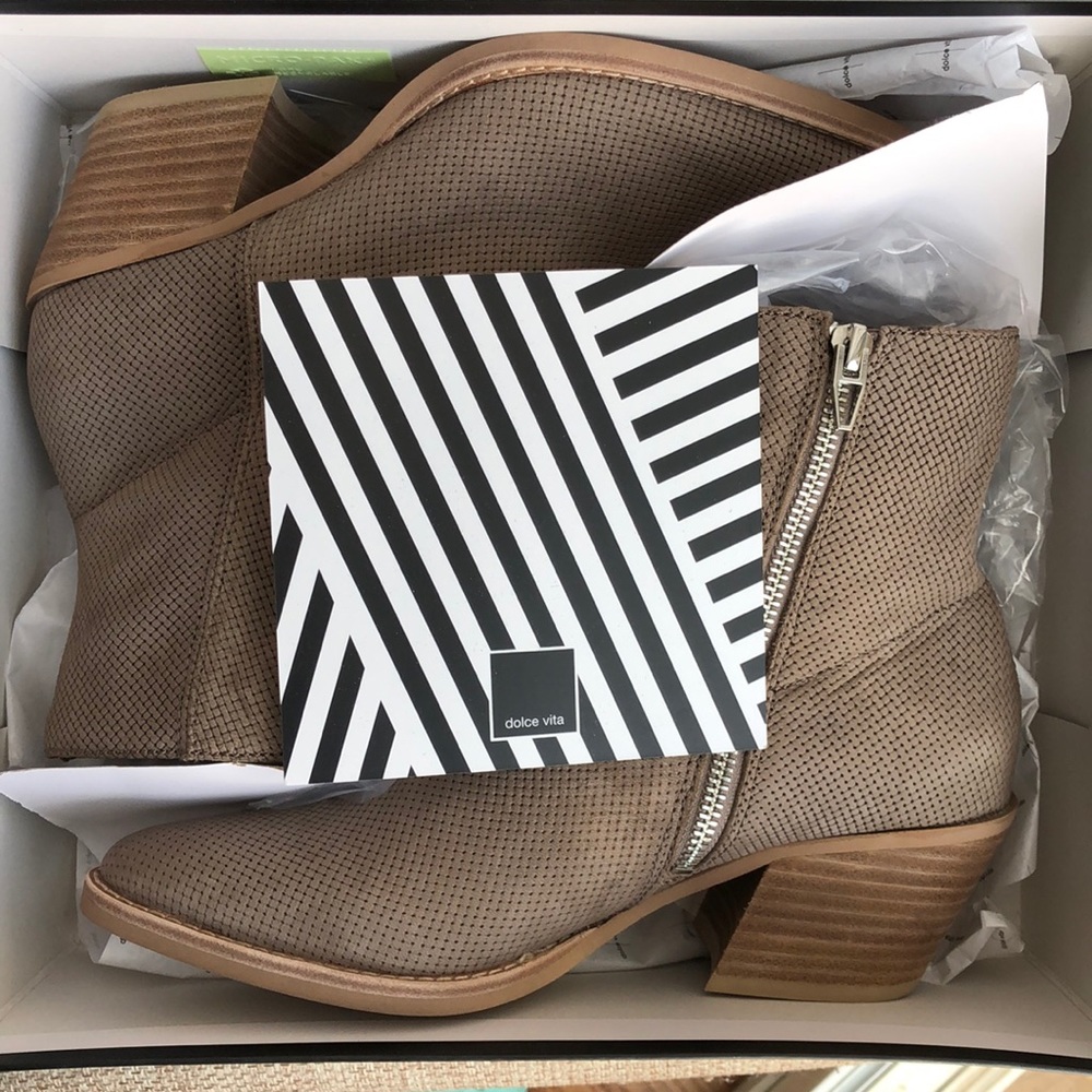 NWT taupe ankle boot with zipper